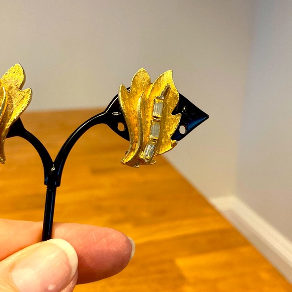 Vintage rhinestone earrings.  Leaf pattern with quality rhinestones.  Clip-on - Picture 1 of 4